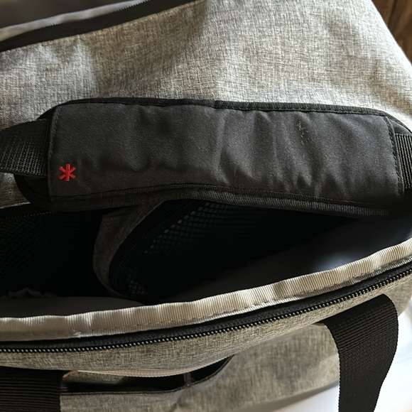 HP 10/26 🌟 Gently used (only 3 times) Skip hop Diaper Bag: Iconic Duo Weekender - Picture 10 of 12